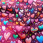 Preview: Kuschelweicher und warmer Sweatstoff in beere mit bunten Herzen gemustert