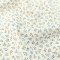 Preview: Leichter luftiger Baumwollstoff Seersucker in ecru mit kleinen blauen Miniblüten gemustert