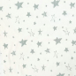 Preview: Kuschelweicher Ribjersey aus reiner Baumwolle mit Sternen in dunklem altgrün gemustert.