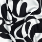 Preview: Glatt und leicht fallender Baumwoll Satin in Schwarz/Weiß mit abstraktem Muster