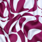 Preview: Glatt und leicht fallender Baumwoll Satin in Berry/Weiß mit abstraktem Muster