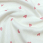 Preview: Kuschelweicher Ribjersey aus reiner Baumwolle mit Herzen in Rosa gemustert.