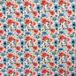 Preview: Kuschelweicher Jersey in weiss mit puderblauen und himbeerroten Mohnblüten gemustert