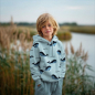 Preview: Kuschelweicher und warmer Sweatstoff in eisblau mit niedlichen Buckelwalen gemustert