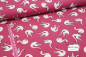 Preview: bio baumwolljersey in dunklen rosa mit weissen schwaenen mit massband links zur groesseneinordnung