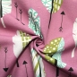 Preview: dekostoff in rosa mit motiven von federn in weiss, gelb und schwarz geknuellt