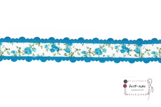 satainband mit blauen rosen gemustert auf ecrufarbenen Hintergrund und tuerkiser spitze