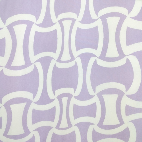 Viskosestoff mit abstraktem Muster in Weiß und Lila.
