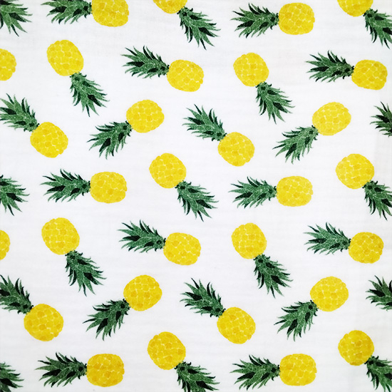 Weisser Musselinstoff mit urlaubsfrischen Ananasfrüchten bedruckt, ideal für luftige Sommerbekleidung für Gross und Klein.