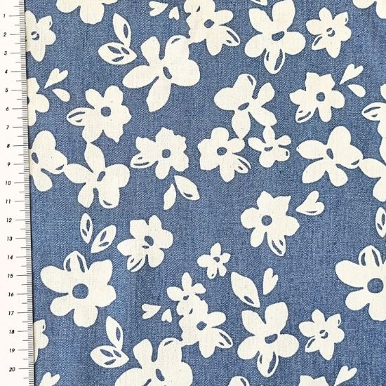 Preview: weich fallender Jeansstoff in hellem denim mit Blumen gemustert