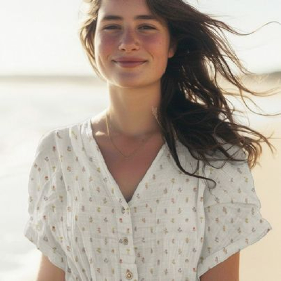 Weich fallender Bio Musselin in ecru mit kleinen Feldblümchen gemustert