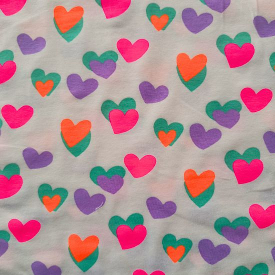 Kuschelweicher Jersey in weiss mit Neon Herzen gemustert