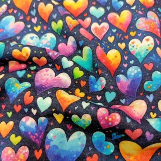 Kuschelweicher und warmer Sweatstoff in marineblau mit bunten Herzen gemustert
