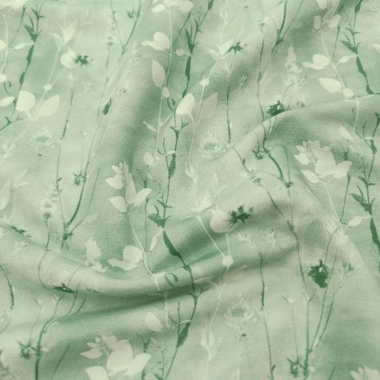 Weicher angenehmer French Terry in mint mit Eukalyptuszweigen gemustert