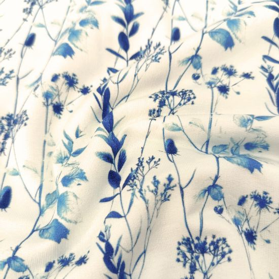 Weicher angenehmer French Terry in offwhite mit Eukalyptuszweigen in blau gemustert