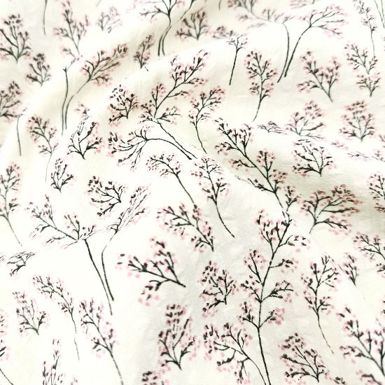 Leichter luftiger Baumwollstoff Seersucker in ecru mit kleinen rosa Miniblütenzweigen gemustert