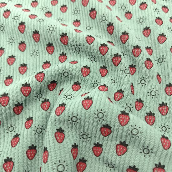 Weich fallender Baumwoll Stretch Cord in mint mit Minierdbeeren gemustert