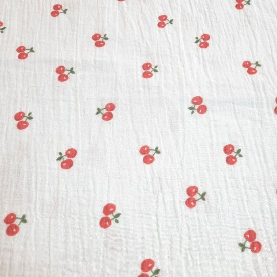Preview: Weicher luftiger Musselin in offwhite  mit wasserfarbenden Kirschen gemustert