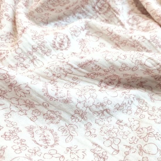 Weich fallender Musselin in offwhite mit romantischen Blumen gemustert.