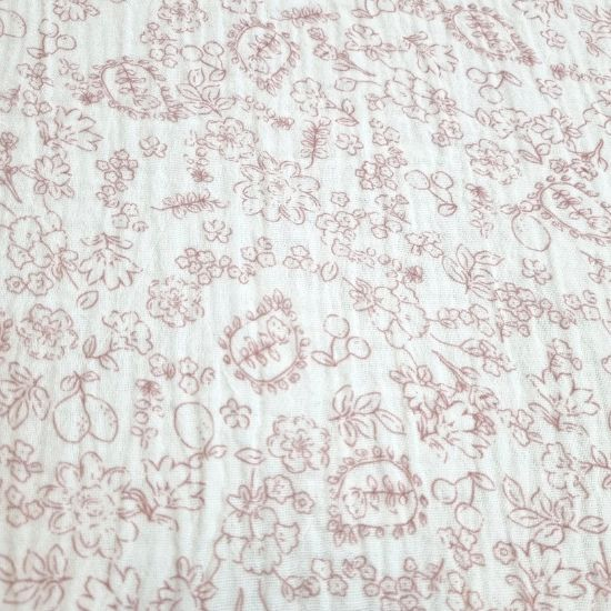 Weich fallender Musselin in offwhite mit romantischen Blumen gemustert.