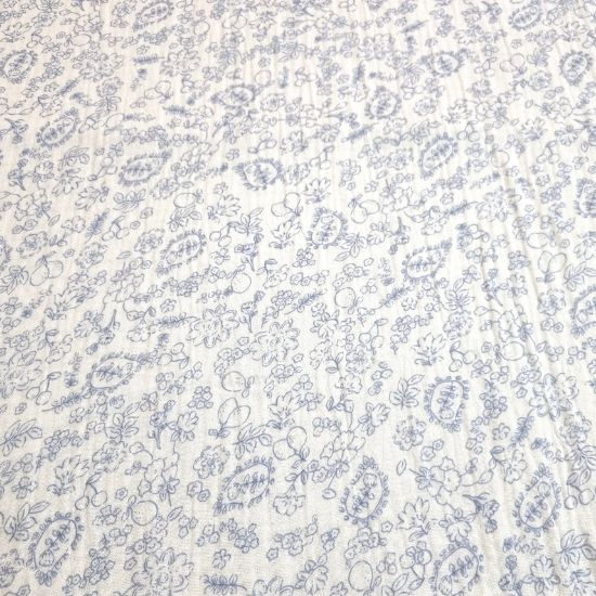 Weich fallender Musselin in offwhite mit romantischen Blumen gemustert