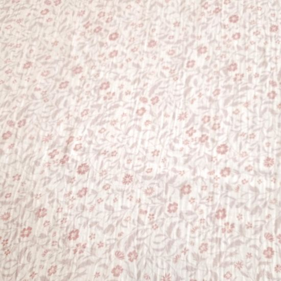 Weich fallender Musselin in offwhite mit romantischen Blumen gemustert