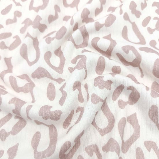 Kuschelweicher Ribjersey aus reiner Baumwolle mit Leoprint in dunklem Altrosa gemustert.