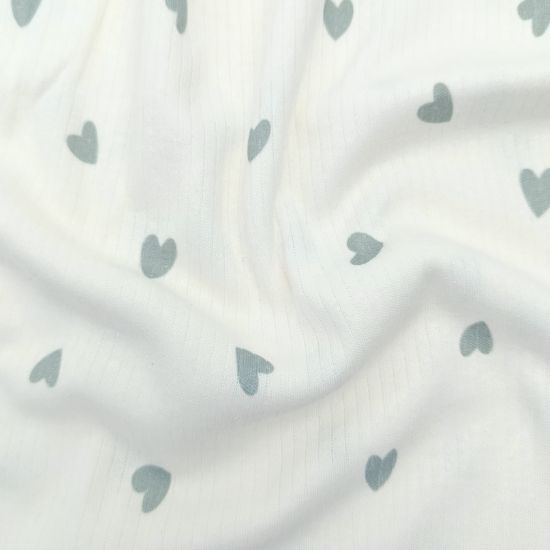 Kuschelweicher Ribjersey aus reiner Baumwolle mit Herzen in dunklem Altgrün gemustert.