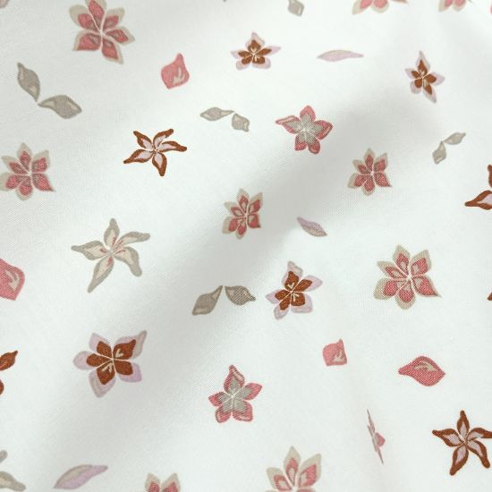 Leicht fallender Baumwollstoff in offwhite mit Streublumen gemustert