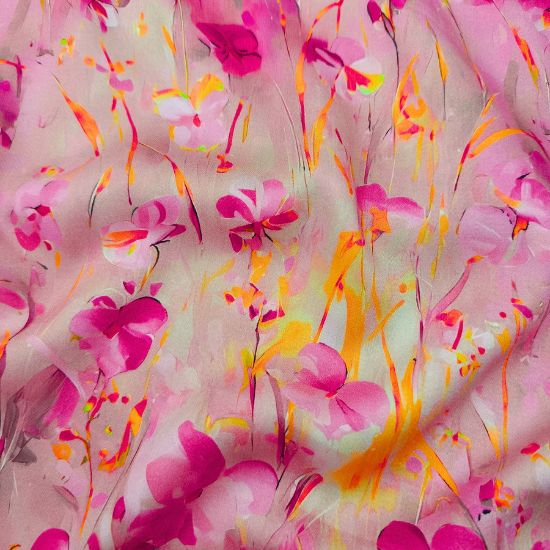 Weiche luftige Viskose in Pinktönen mit Veilchenblüten gemustert