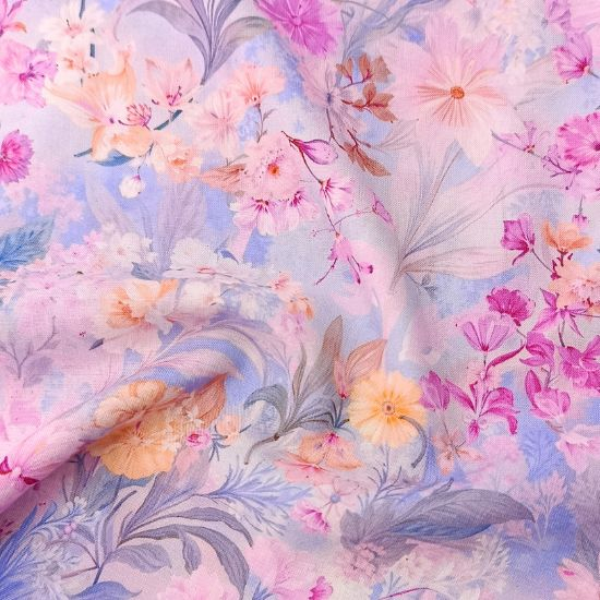 Weiche luftige Viskose in Flieder-Farbtönen mit sommerlichen Blumen gemustert