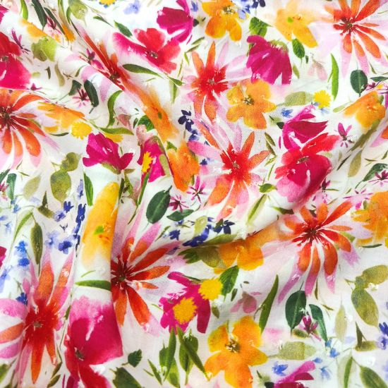 Luftig leichte Viskose in weiß mit bunten Sommer-Blüten gemustert