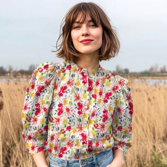 Preview: Luftig leichte Viskose in weiß mit bunten Sommer-Blüten gemustert