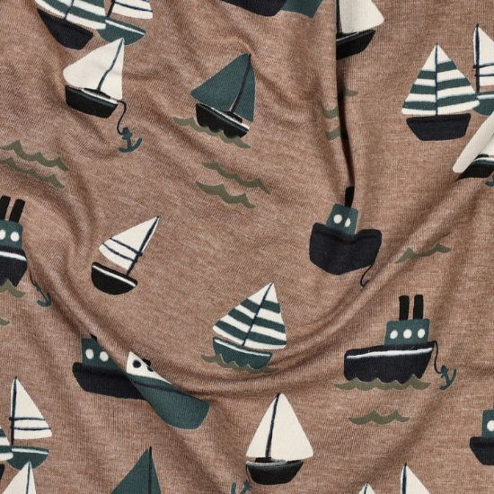Kuschelweicher Jersey in nougat melange mit Segelbooten und Schiffen gemustert
