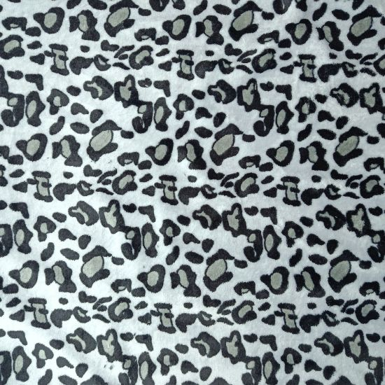 Kuschelweicher Wellnessfleece in grau mit Leopardenmuster