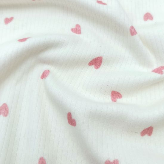 Kuschelweicher Ribjersey aus reiner Baumwolle mit Herzen in Rosa gemustert.