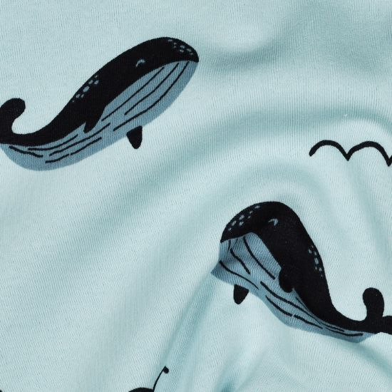 Kuschelweicher und warmer Sweatstoff in eisblau mit niedlichen Buckelwalen gemustert