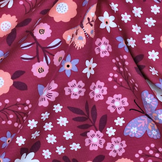 Weicher angenehmer French Terry in magenta mit Blumen und Schmetterlingen gemustert