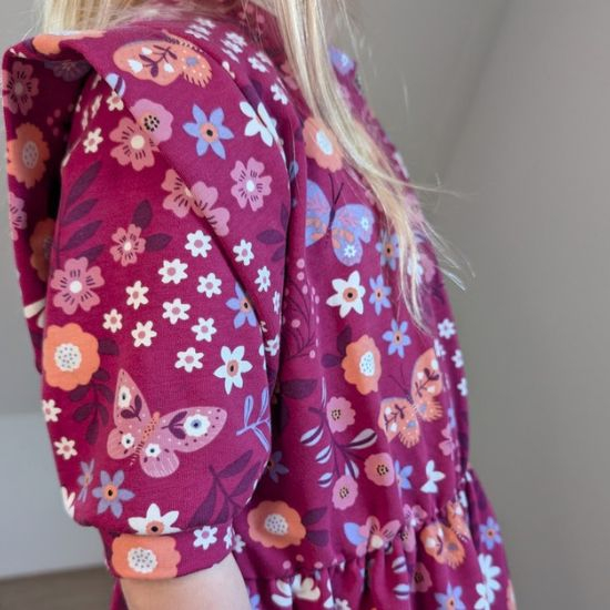 Weicher angenehmer French Terry in magenta mit Blumen und Schmetterlingen gemustert