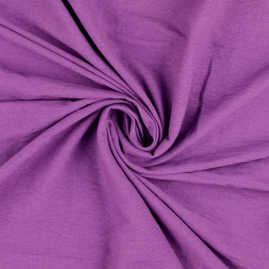 Weicher, fließend fallender Stoff in violet
