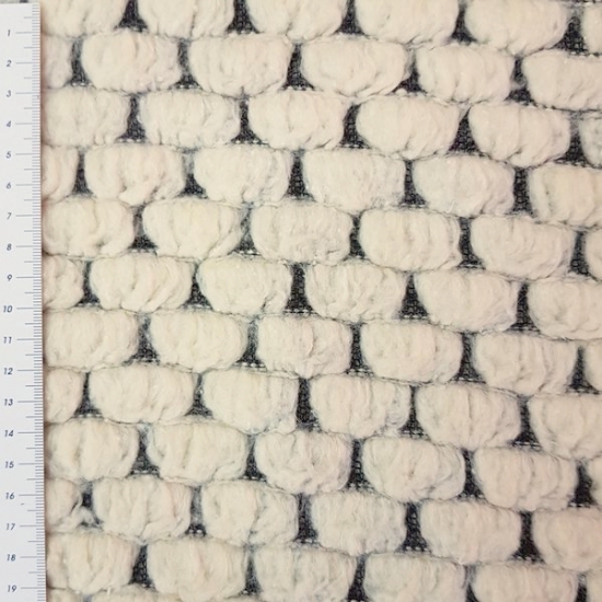 Strickstoff mit 3-D Punkten in Wollweiss