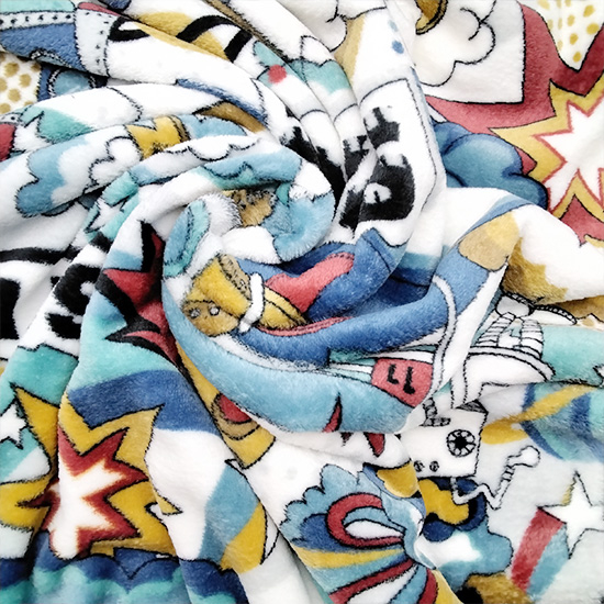 Wellnessfleece mit buntem Weltraummuster mit Raketen