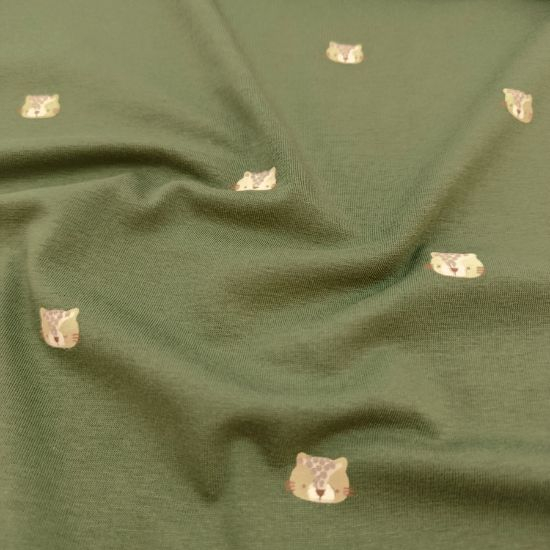 Weicher Baumwolljersey in Heugrün mit süßen Mini-Leopardenköpfen gemustert