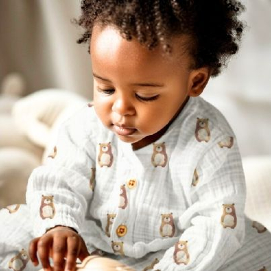 Weich fallender Bio Musselin in offwhite mit kleinen süßen Bären gemustert