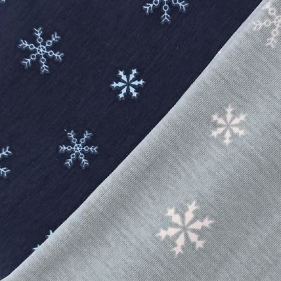 Weich fallender Jersey in marine mit Schneesternen gemustert