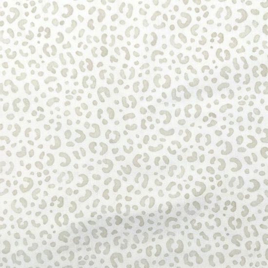 Weicher luftiger Musselin in ecru mit Mini Leoprint in Salbei gemustert