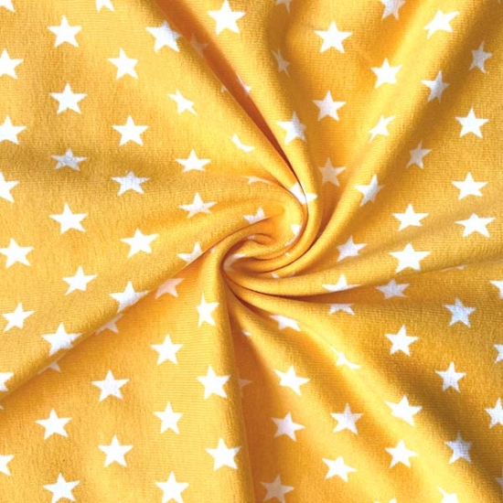 Baumwolljersey in gelb mit Sternen gemustert.
