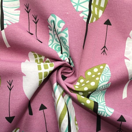 Preview: dekostoff in rosa mit motiven von federn in weiss, gelb und schwarz geknuellt