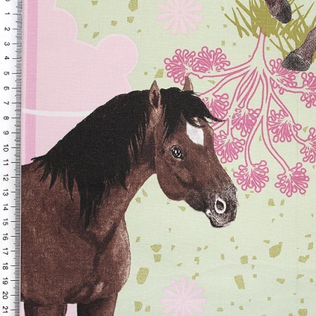 Dekostoff aus Baumwollgemisch in Rosa mit Pferden bedruckt.