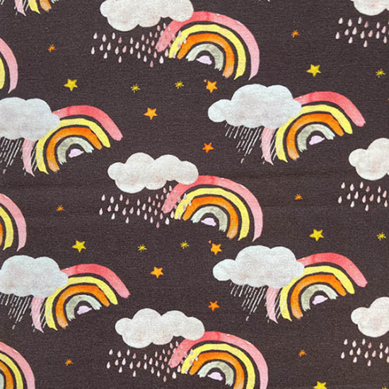 Baumwolljersey von Hilco in dunkelbraun mit Regenbogen gemustert.